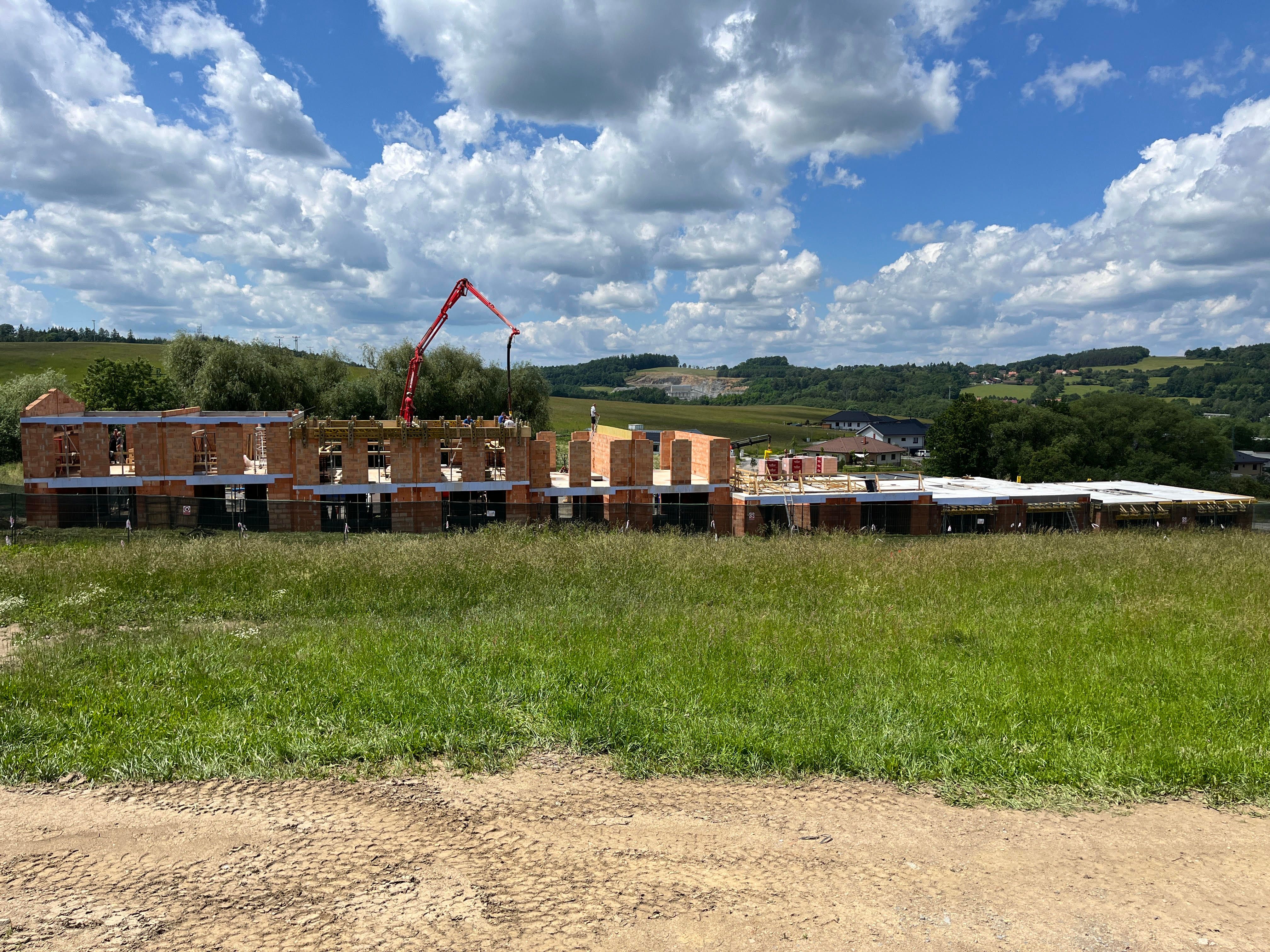 Dokončen&iacute; betonov&yacute;ch stropů a v&yacute;stavba druh&eacute;ho patra